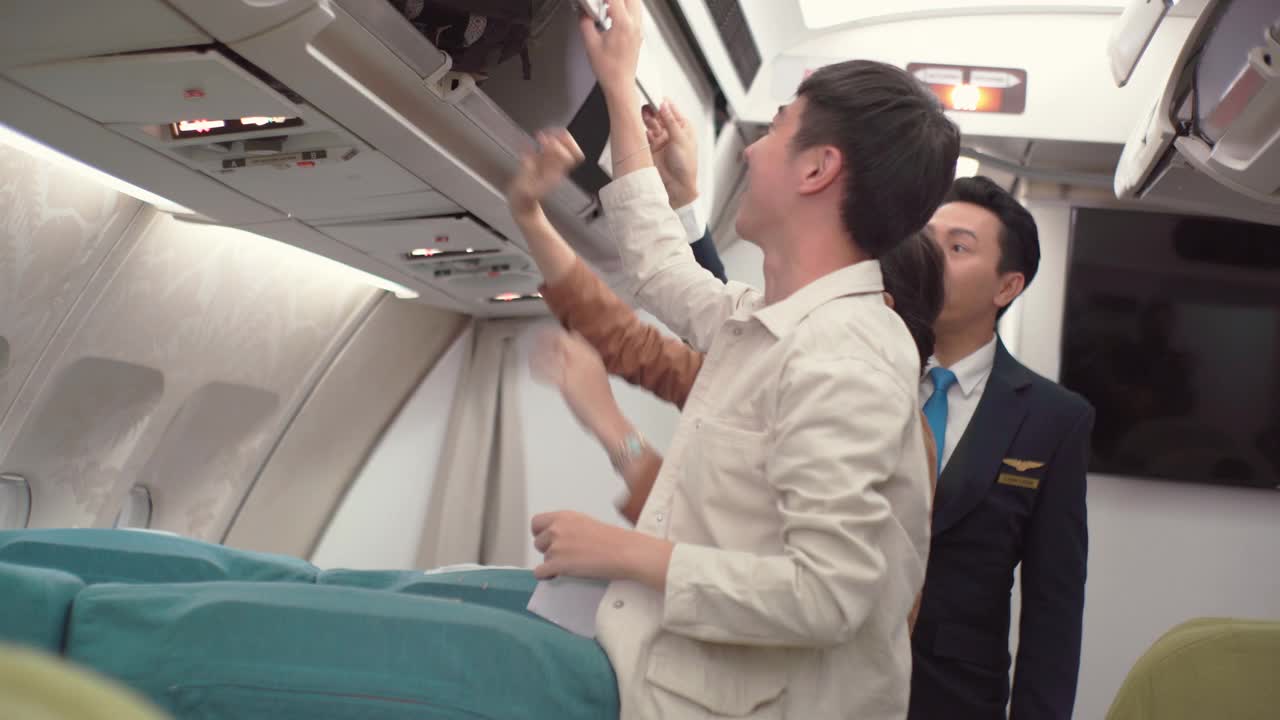 友好的空乘人员欢迎乘客进入飞机，与商务飞机一起旅行。视频素材