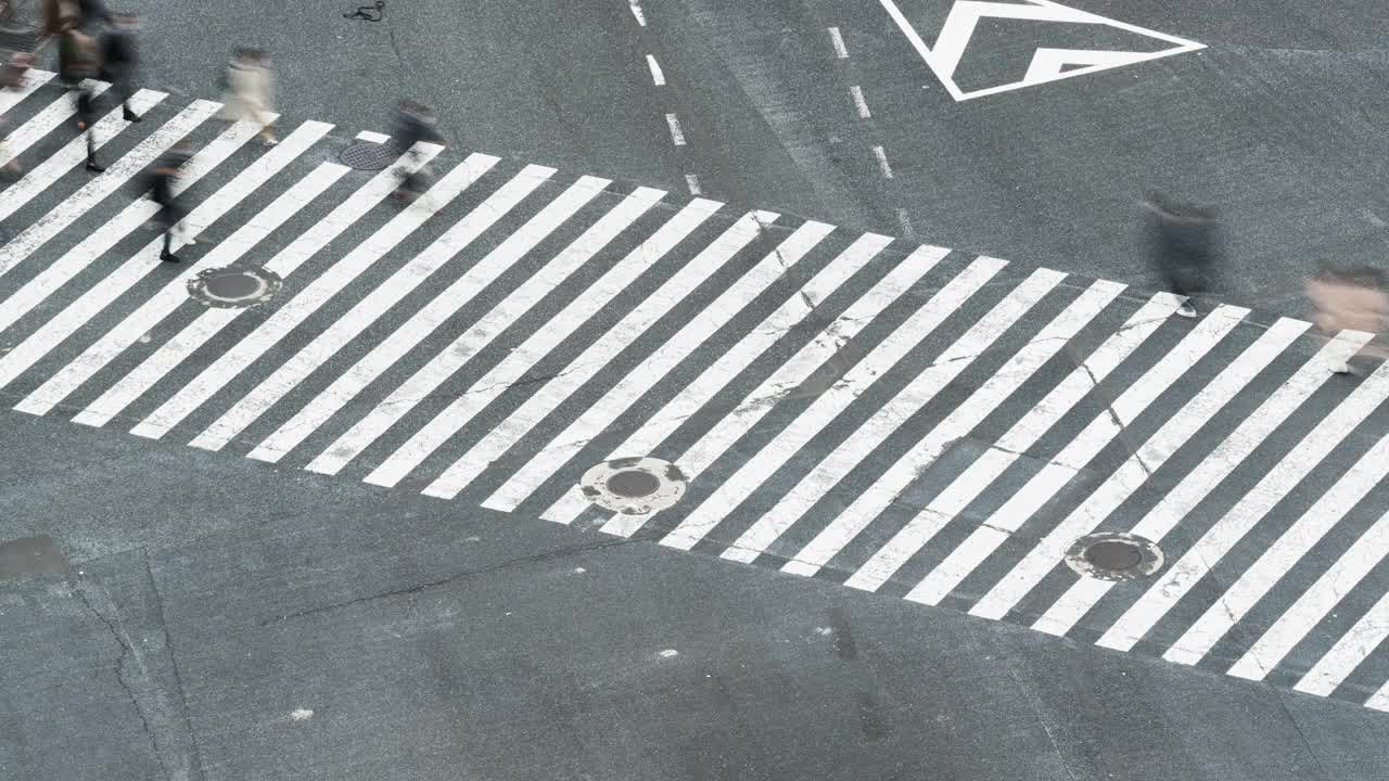 时间流逝的汽车交通运输，拥挤的人走过涩谷十字路口。东京旅游景点地标，日本旅游，亚洲交通或亚洲城市生活理念视频下载
