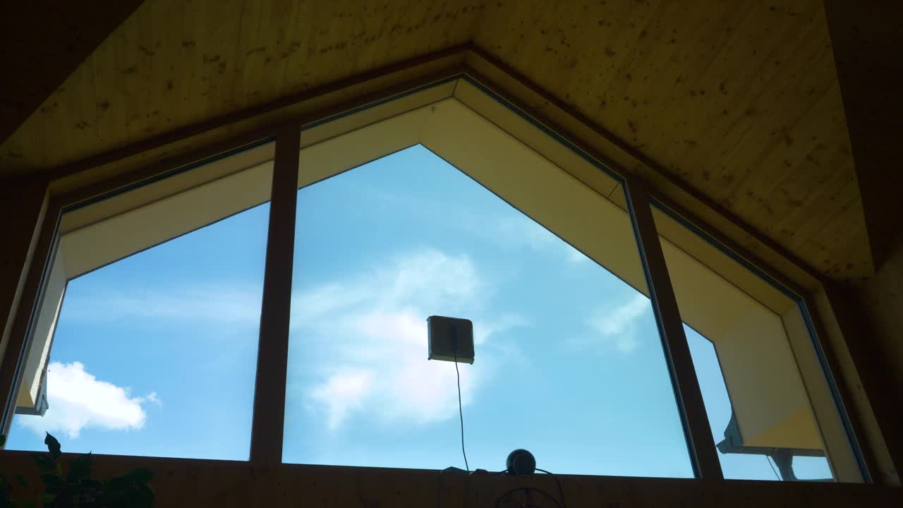 低角视角:自动窗户清洁机器人在高窗户上清洗玻璃视频下载