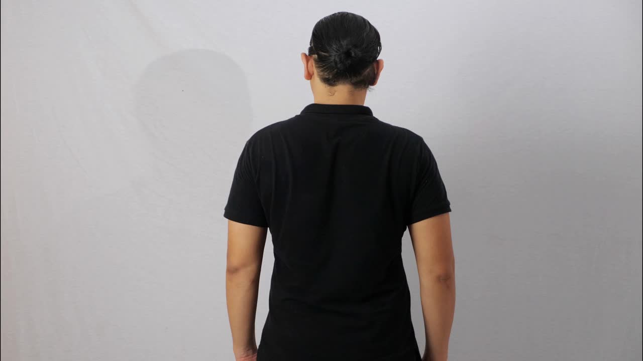 空白领衬衫模拟模板，后视镜，亚洲男模穿着纯黑色t恤孤立在白色上。马球衫设计模型演示视频下载