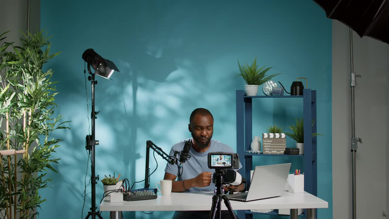 非裔美国视频博主手持vr眼镜回顾产品视频素材