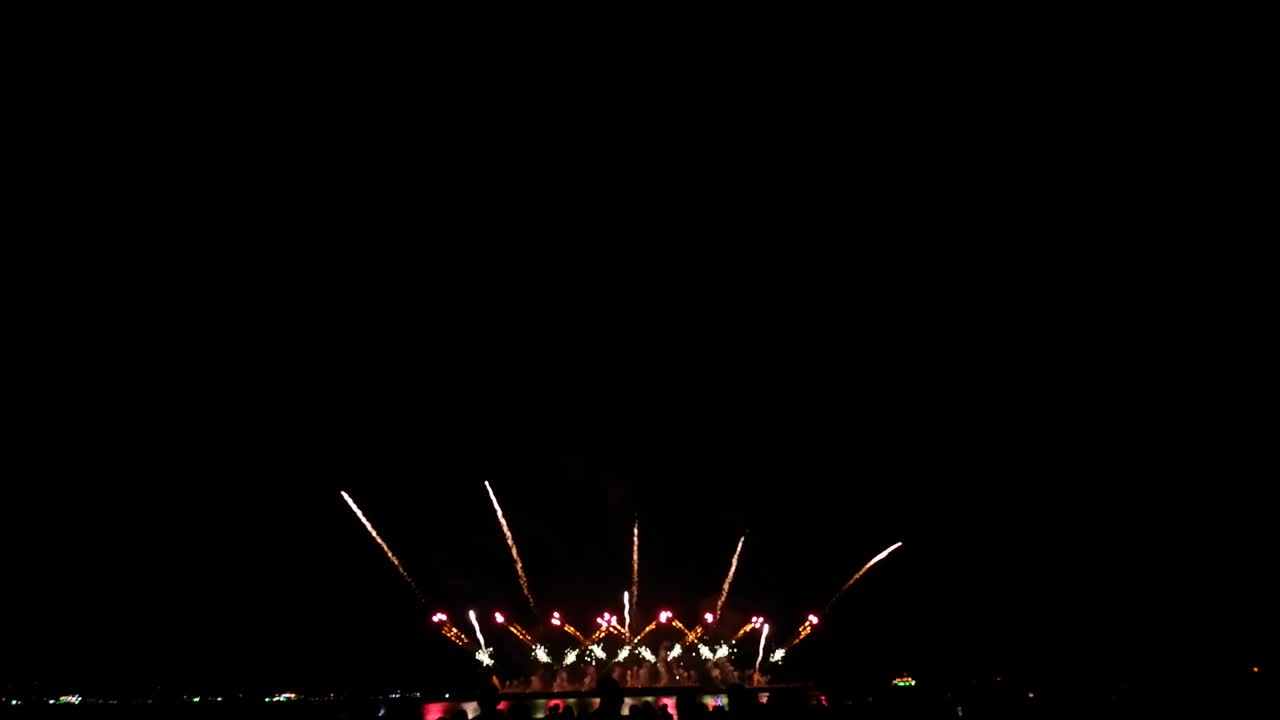 五彩缤纷的金光闪闪的烟花表演在夜空中散景灯光，视频下载