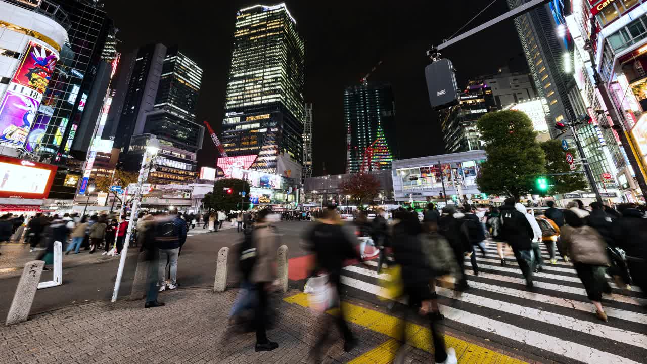 夜间时间流逝的汽车交通运输，拥挤的人走在涩谷路口的十字路口争抢。东京旅游景点地标，日本旅游，亚洲交通或亚洲城市生活理念视频下载