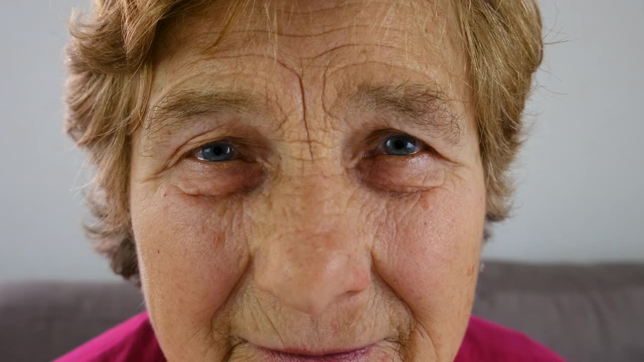 一个老妇人的眼睛肖像。有选择性的重点。人。视频素材