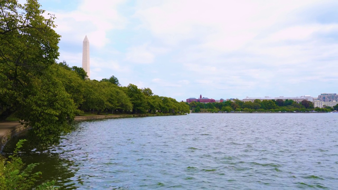 华盛顿纪念碑是华盛顿特区国家广场上的一座方尖碑，为纪念乔治·华盛顿而建，他曾是大陆军总司令和第一任总统。视频素材