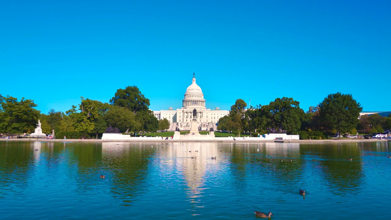 美国国会大厦，通常被称为国会大厦，是美国国会所在地，也是美国联邦政府立法部门的所在地。美国华盛顿视频素材
