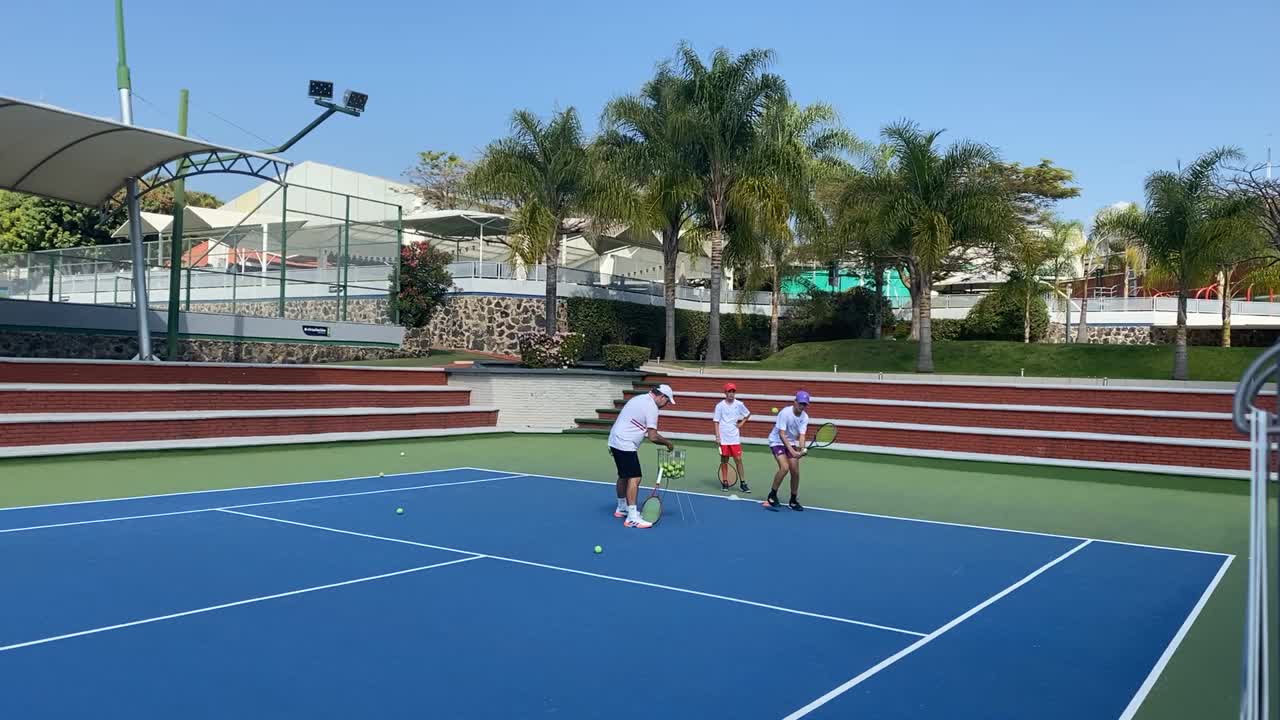 广阔的网球场，年轻人正在练习。视频下载