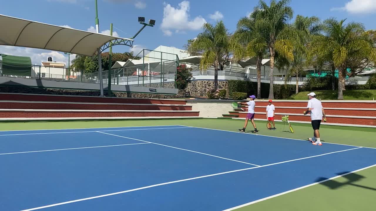 青少年在接受专业网球训练视频下载