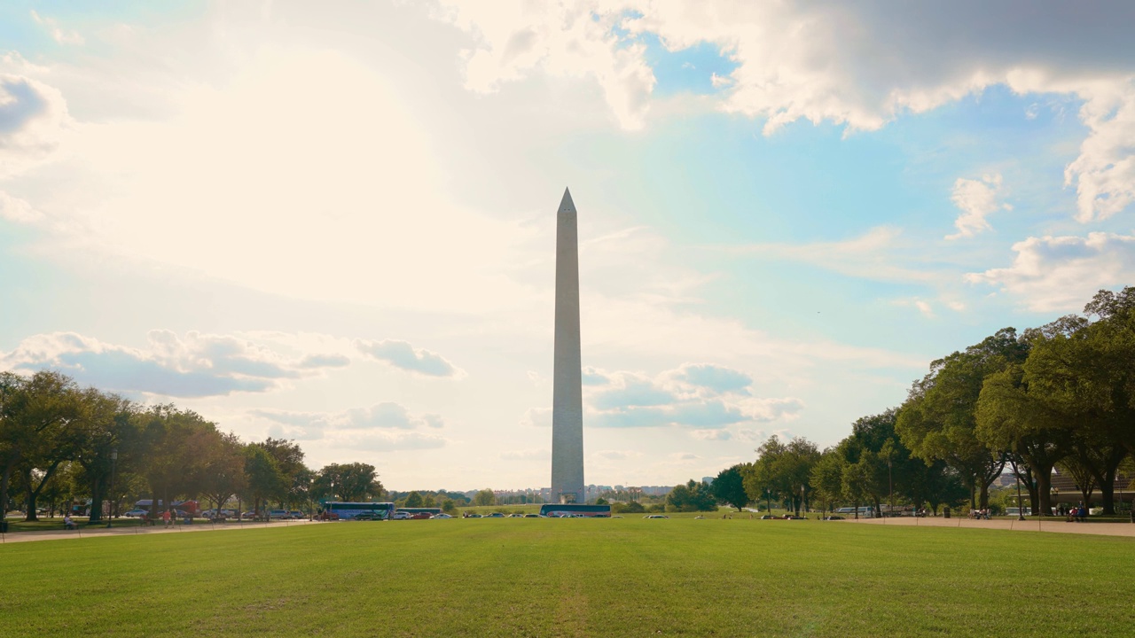 华盛顿纪念碑是华盛顿特区国家广场上的一座方尖碑，为纪念乔治·华盛顿而建，他曾是大陆军总司令和第一任总统。视频素材