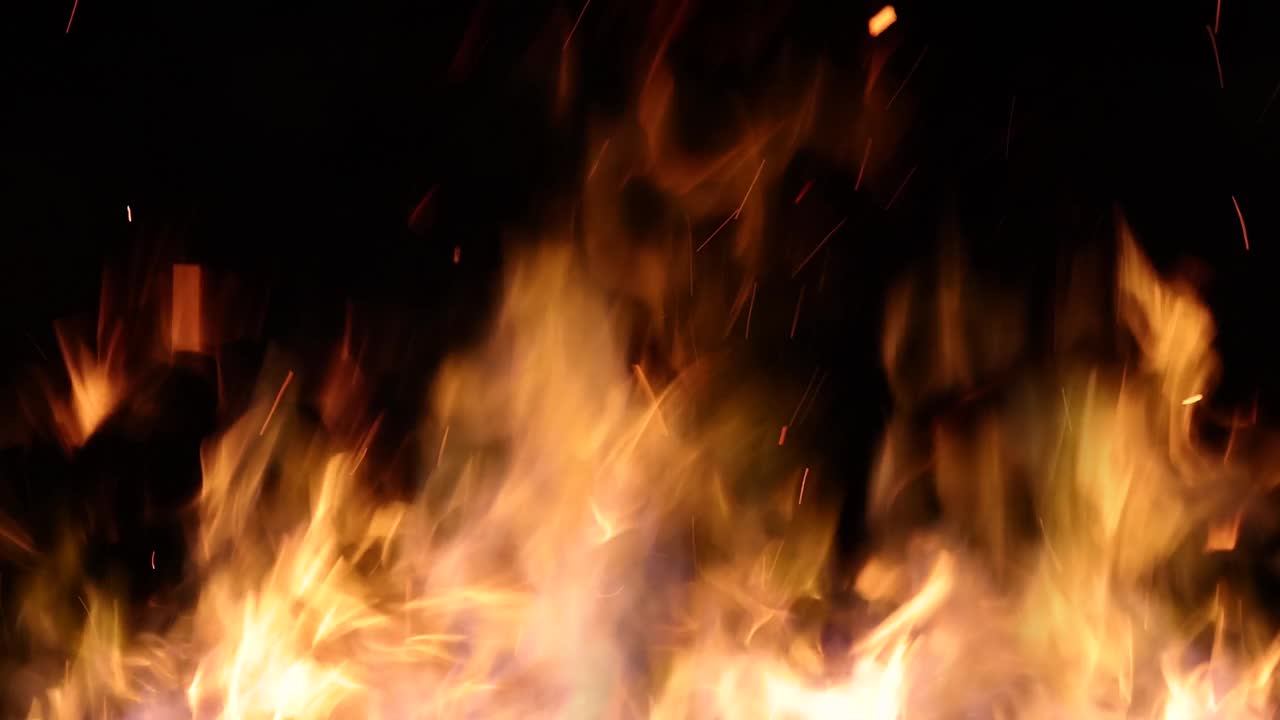 夜晚的火焰和火花特写，慢镜头视频素材