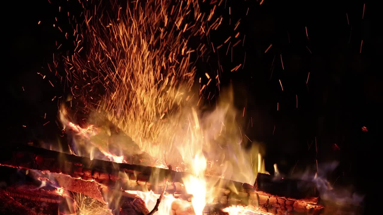 燃烧的木头和火花特写，慢镜头视频素材