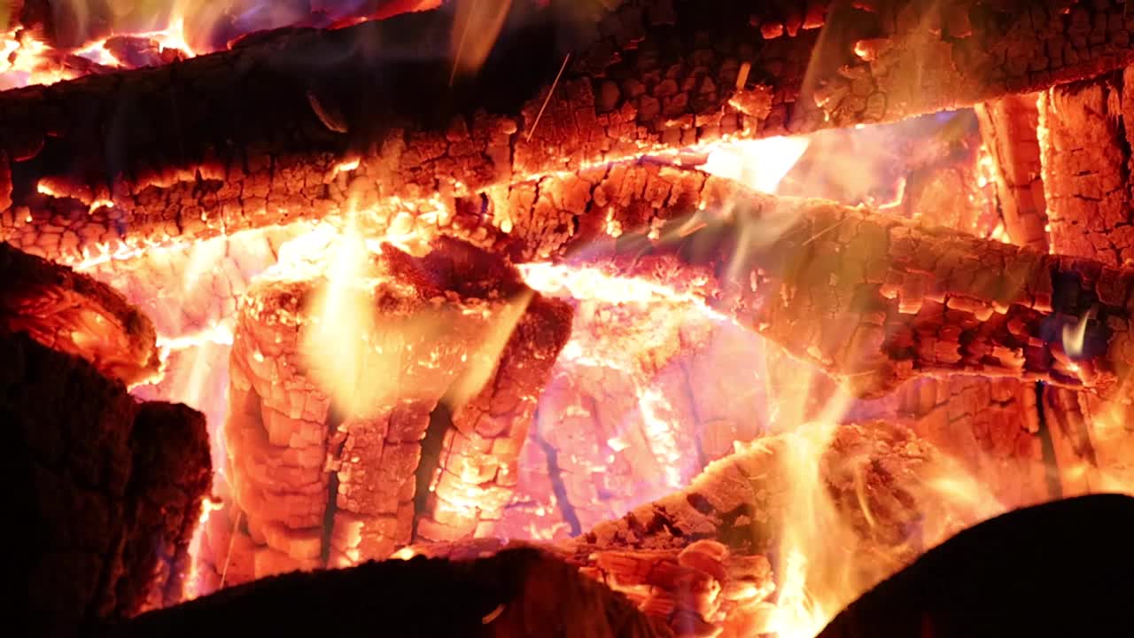 燃烧的木头和火花特写，慢镜头视频素材