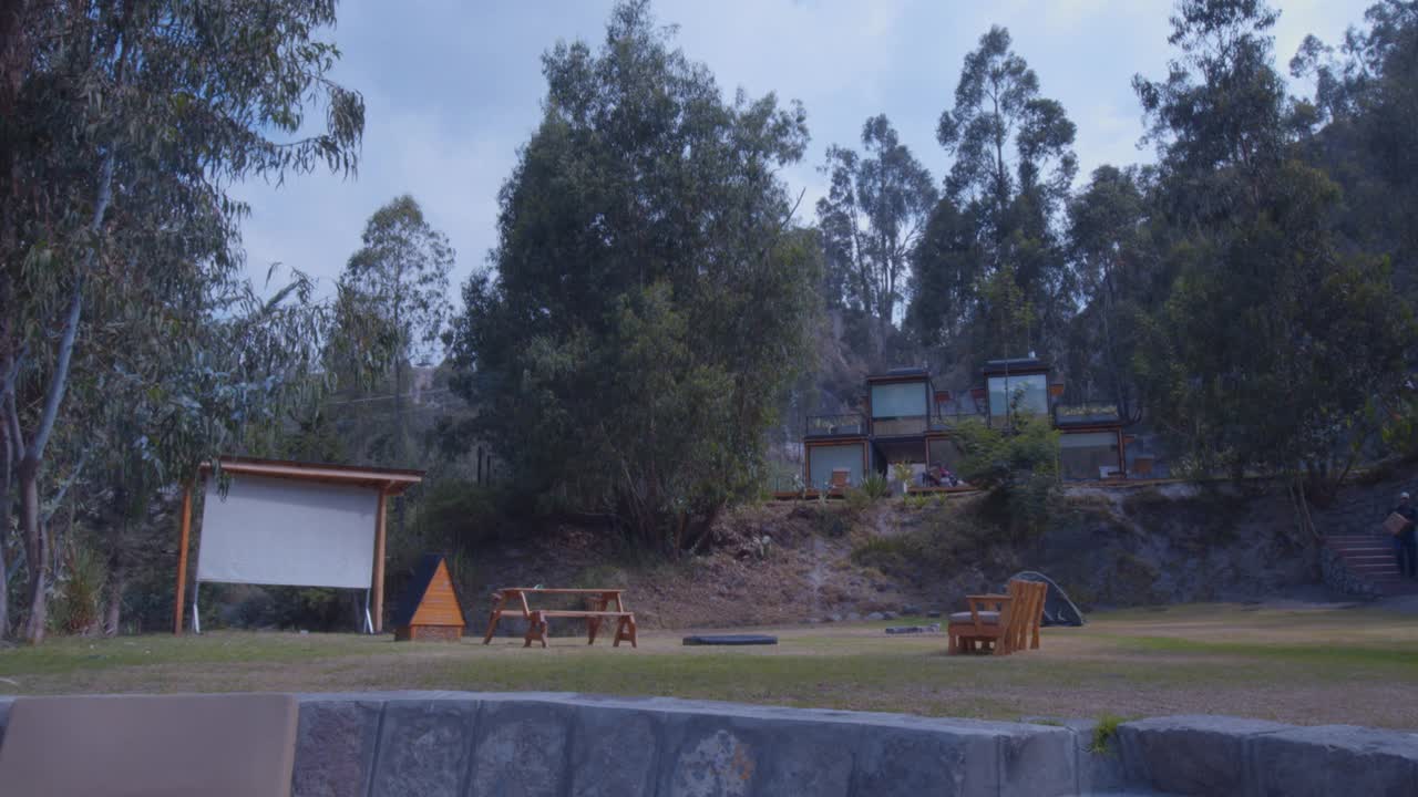 现代房子在一个山森林股票视频视频下载