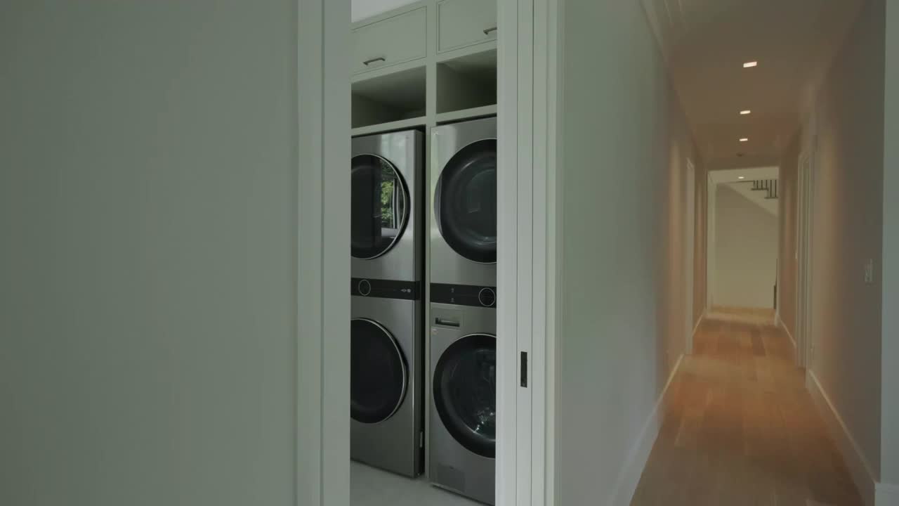 现代洗衣房在房子。移动相机视频素材