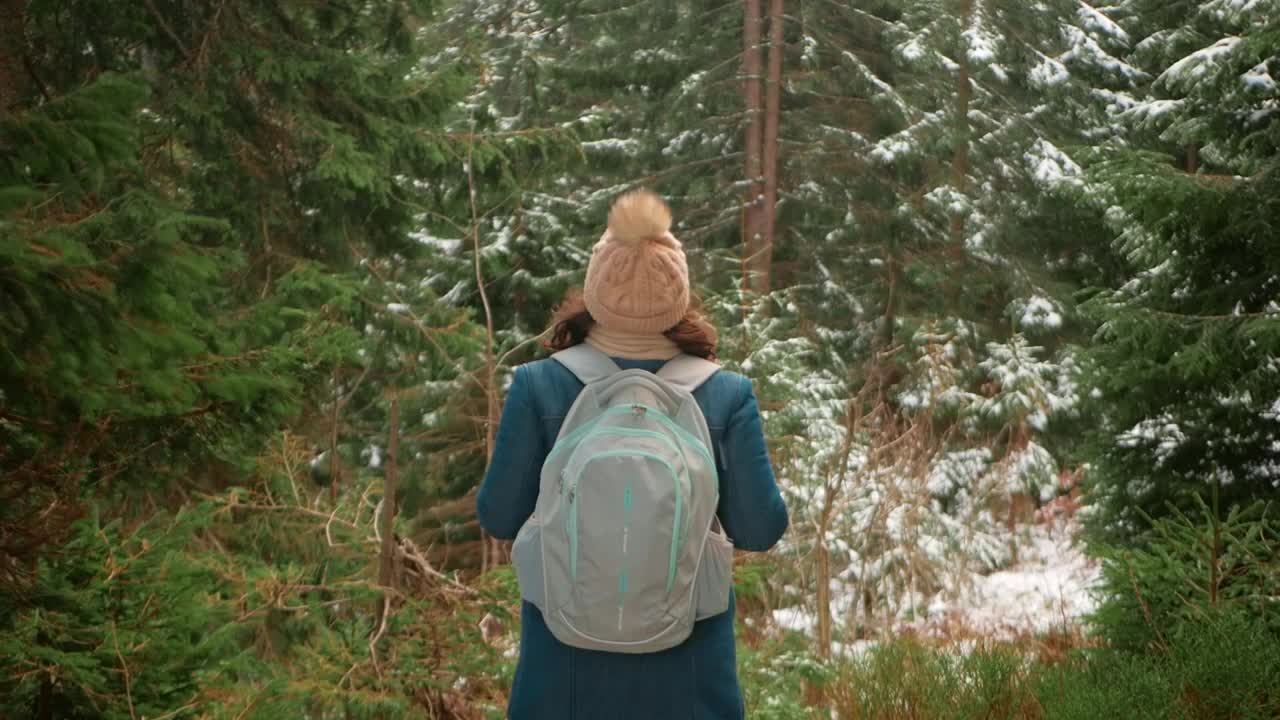 森林里的女人享受自然，慢镜头，宁静和自知，冬天和白雪。和自己独处。视频下载