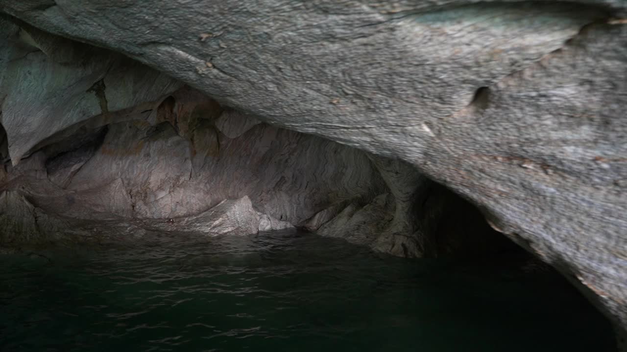 摩托艇游客之旅，前往大理石洞穴，卡皮利亚斯德马尔莫尔，在智利卡雷特拉南拉尔的卡雷特拉拉将军湖，巴塔哥尼亚视频下载
