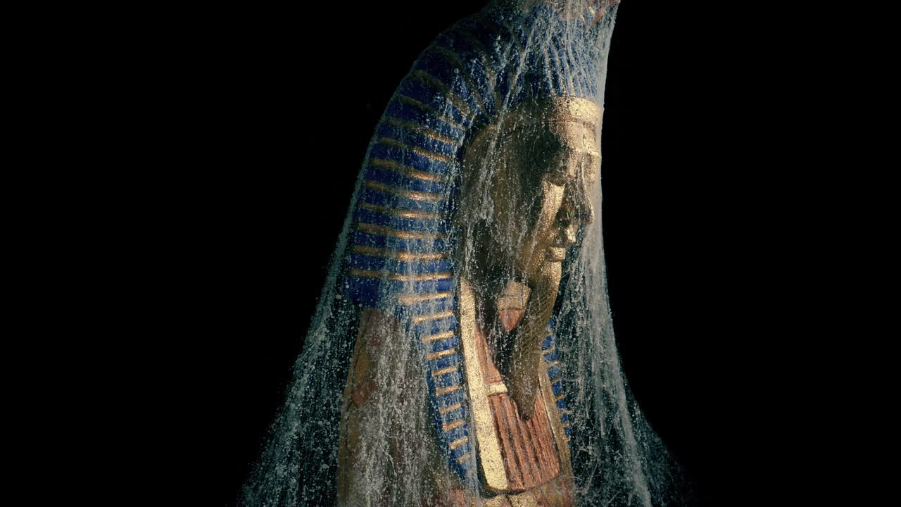 蜘蛛网覆盖非常古老的埃及黄金雕像视频下载