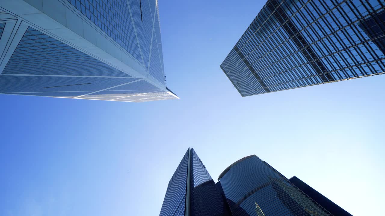 商业区的现代摩天大楼映衬着蓝天。视频素材