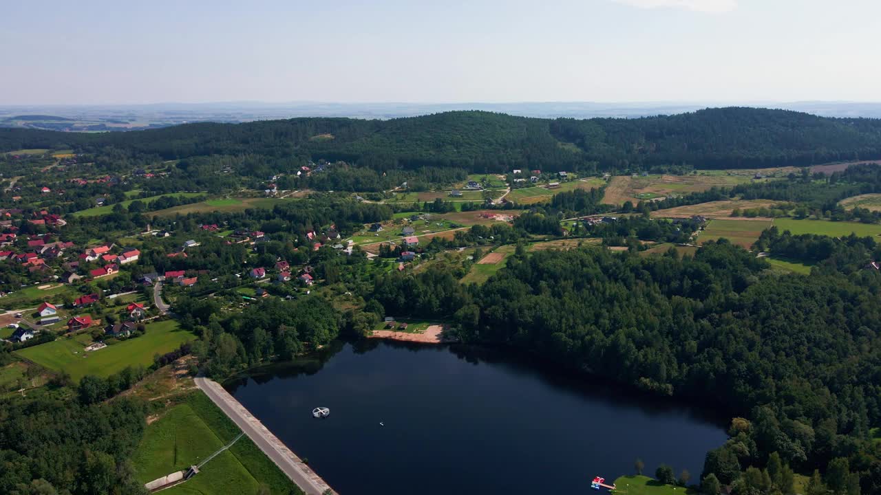 湖边的山村，鸟瞰视频素材