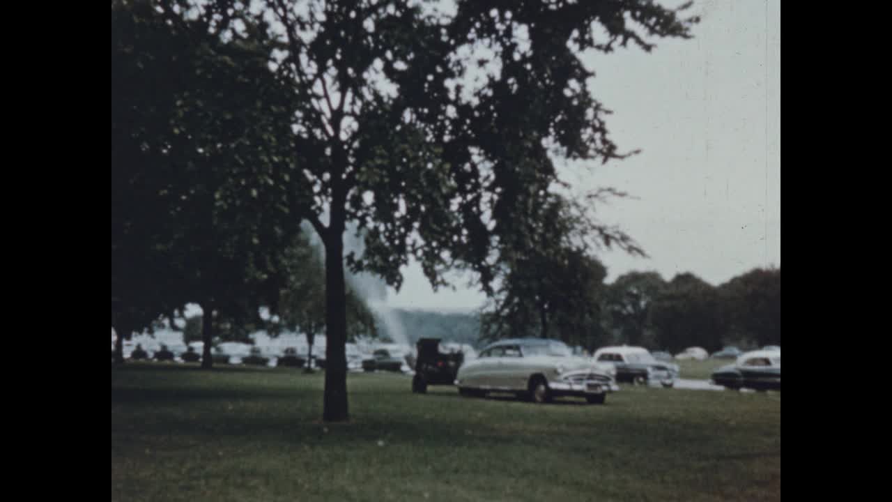 在植物上喷洒农药的车辆，美国，1958年视频下载