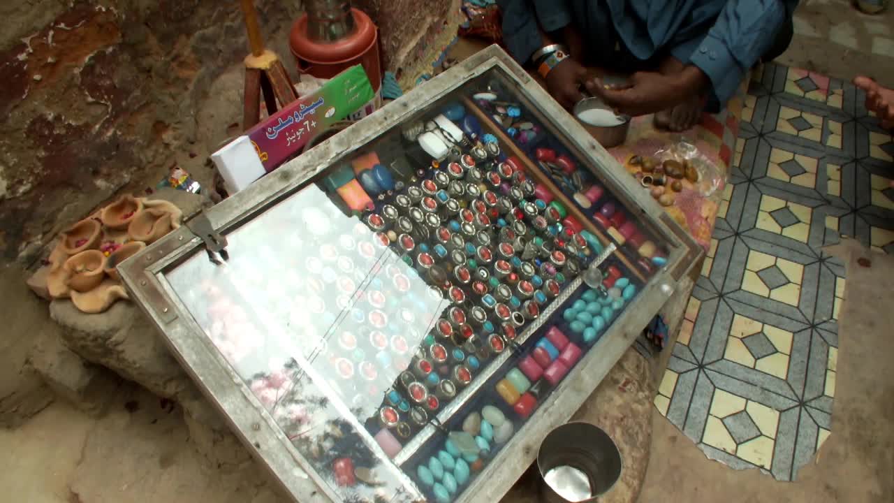 街边卖宝石的小贩视频下载