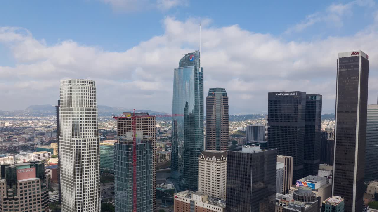 洛杉矶Wilshire Grand摩天大楼的鸟瞰图视频素材