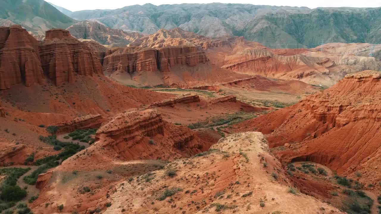 火星峡谷与红色山脉岩石的鸟瞰图视频下载