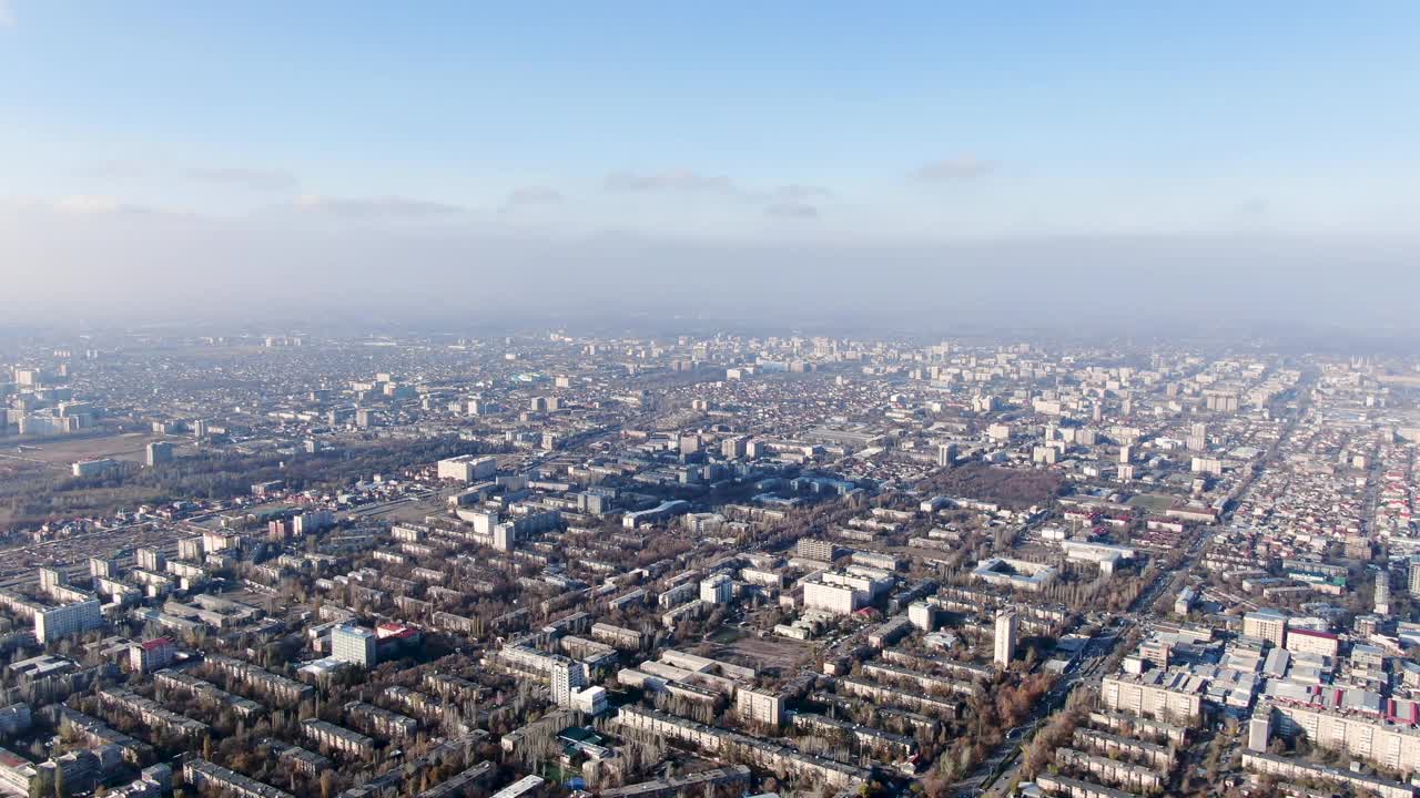 被烟雾笼罩的污染城市鸟瞰图视频下载