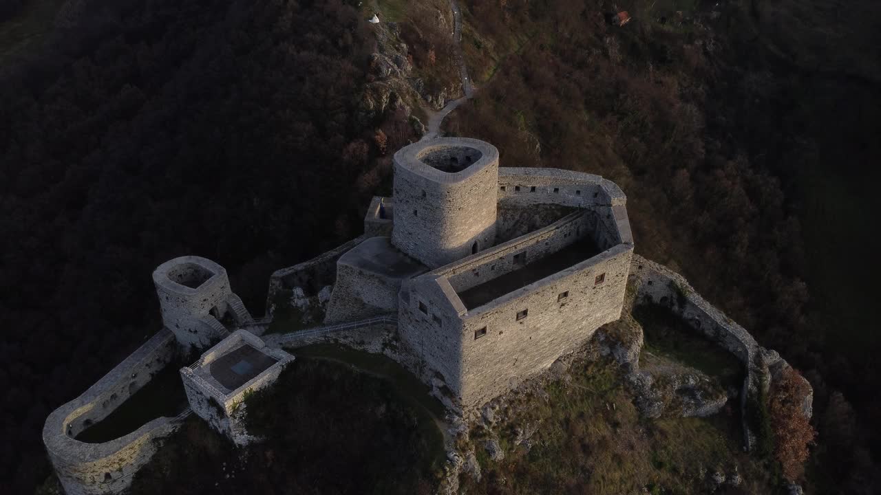 波斯尼亚和黑塞哥维那斯雷布雷尼克要塞的鸟瞰图视频下载