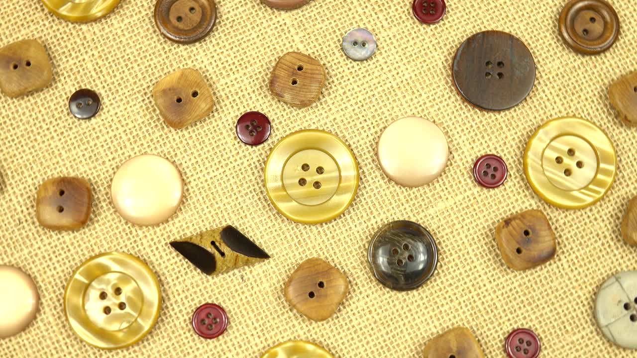 在纺织品背景上设置不同的复古棕色按钮视频下载