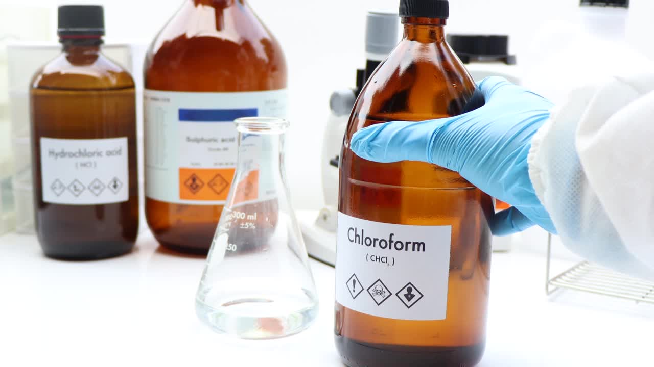 氯仿瓶，化学实验室和工业视频素材