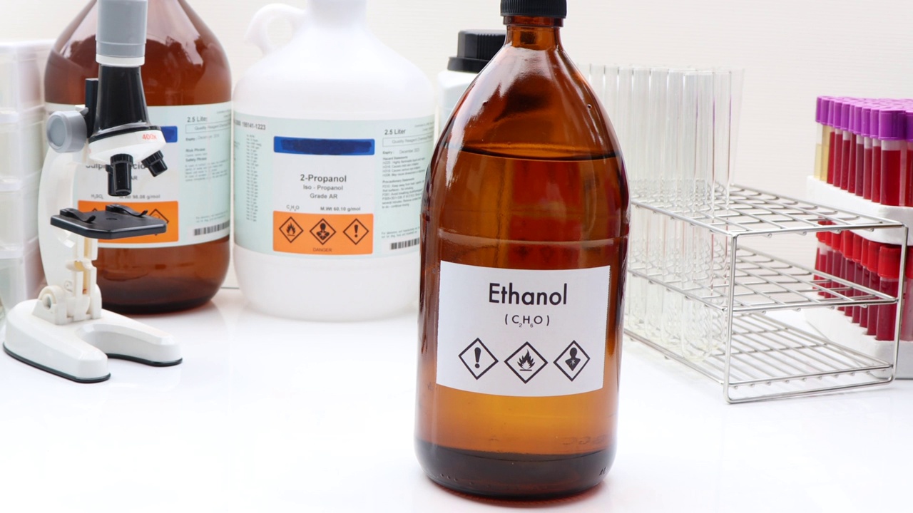 瓶中的乙醇，实验室和工业中的化学品视频下载