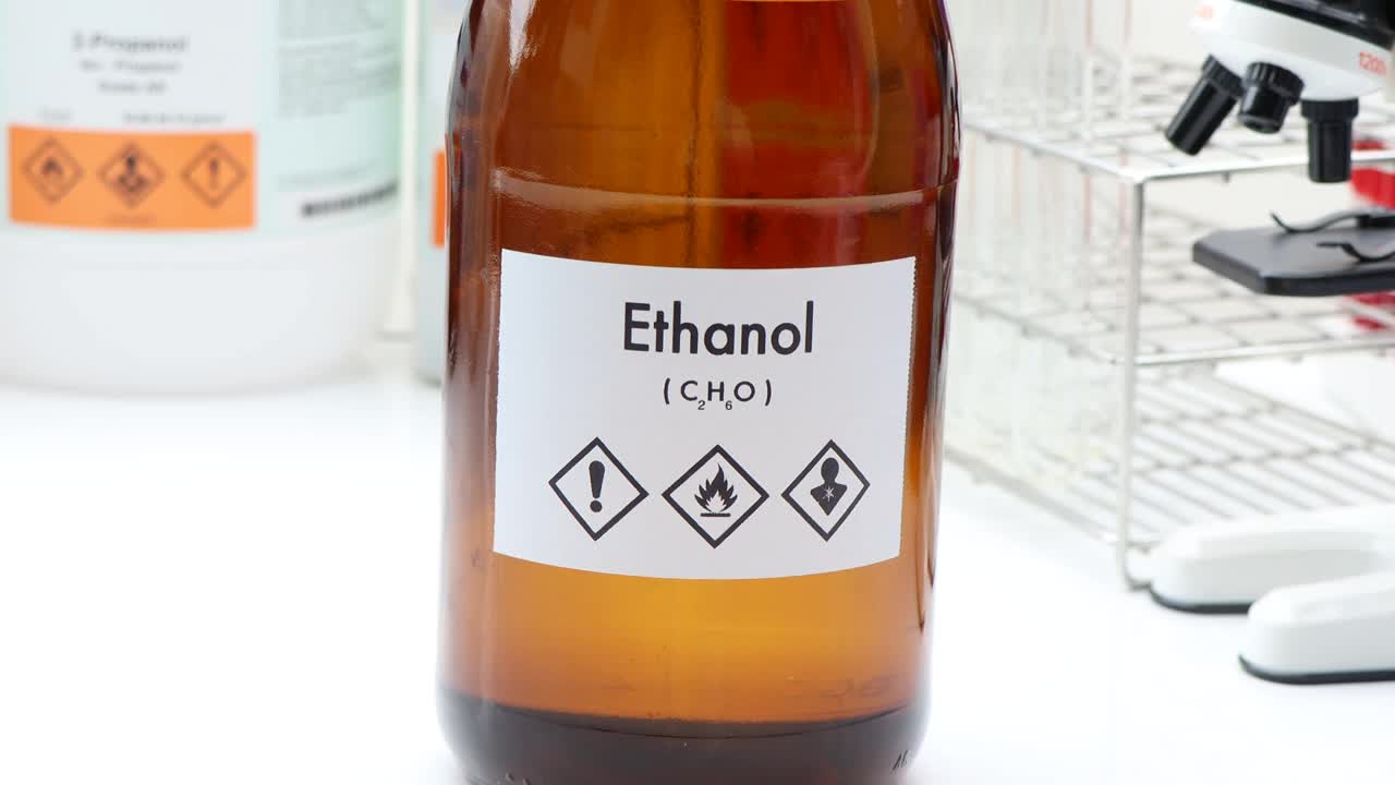 瓶中的乙醇，实验室和工业中的化学品视频下载