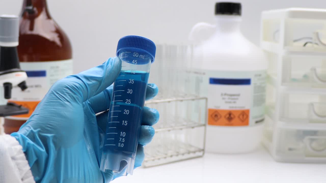 瓶装亚甲蓝，实验室和工业化学视频下载