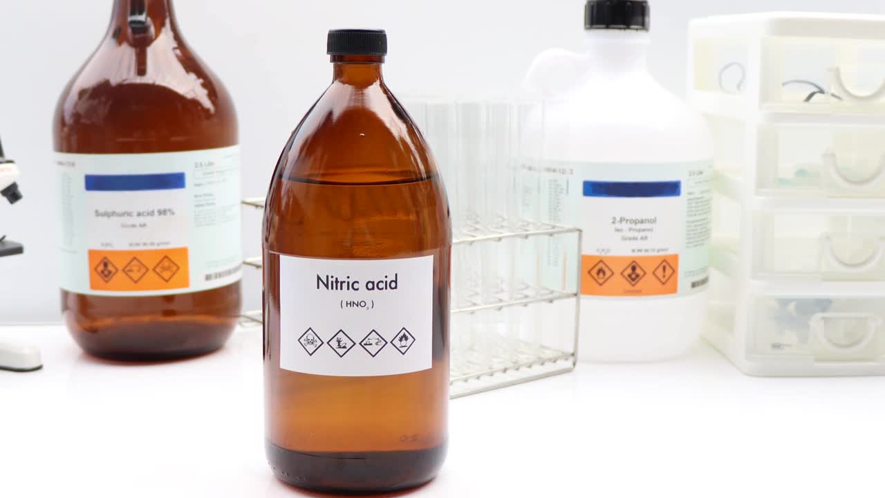 瓶中硝酸，实验室和工业中的化学试剂视频素材