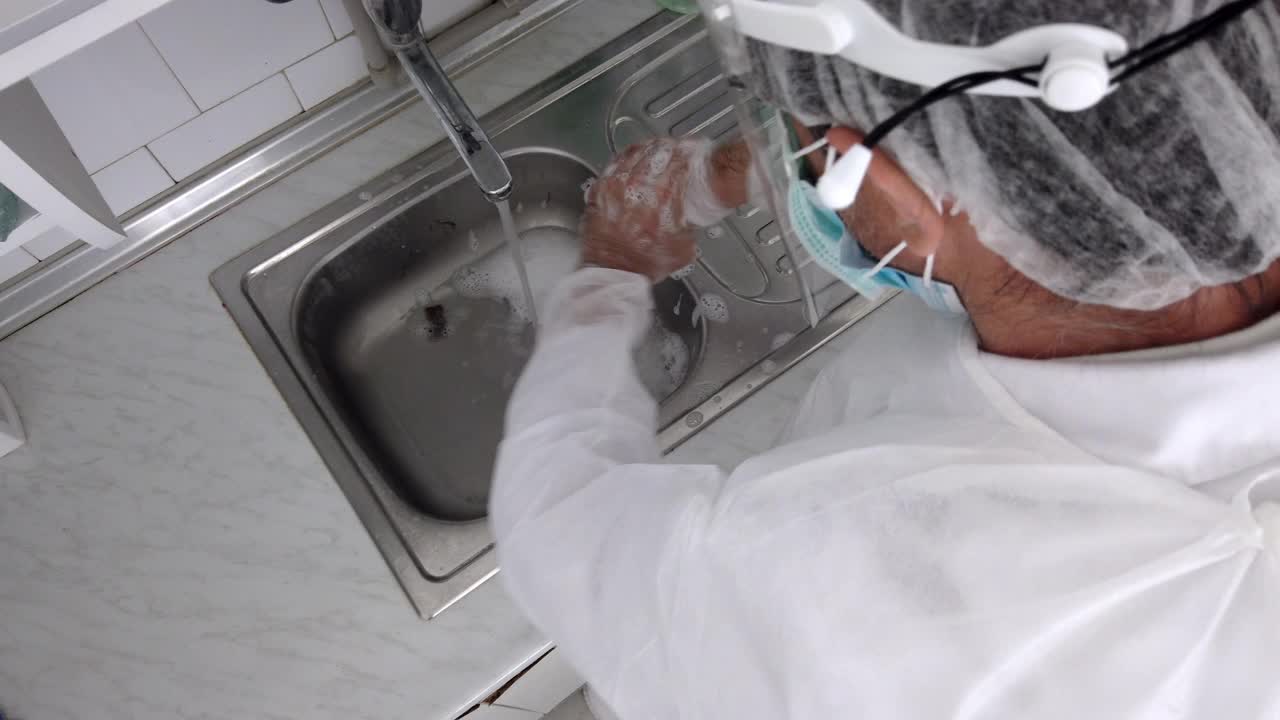 外科医生手术前应洗手并用肥皂消毒。医院外科概念视频下载