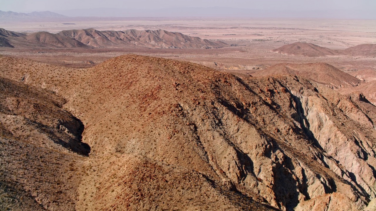 高空俯瞰棕榈泉附近的山脉，俯瞰沙漠视频素材