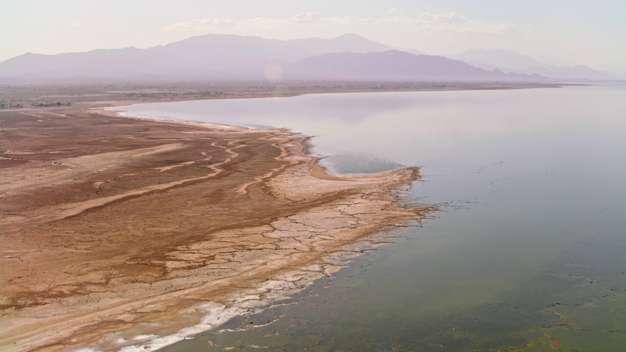 加利福尼亚州索尔顿海海岸上空的航拍图视频素材