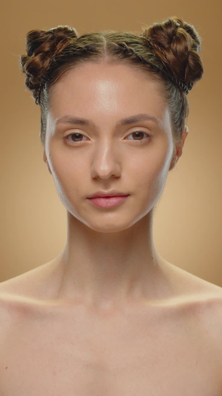 女人在脸上涂古铜色化妆品。视频素材