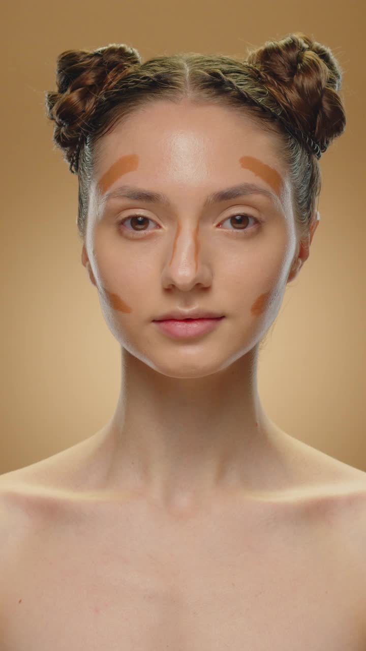 在脸上使用古铜色化妆品的类型。视频素材