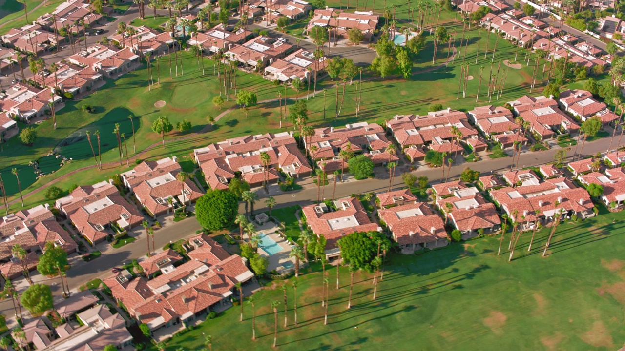 加州棕榈泉高尔夫俱乐部社区的AERIAL房屋视频素材