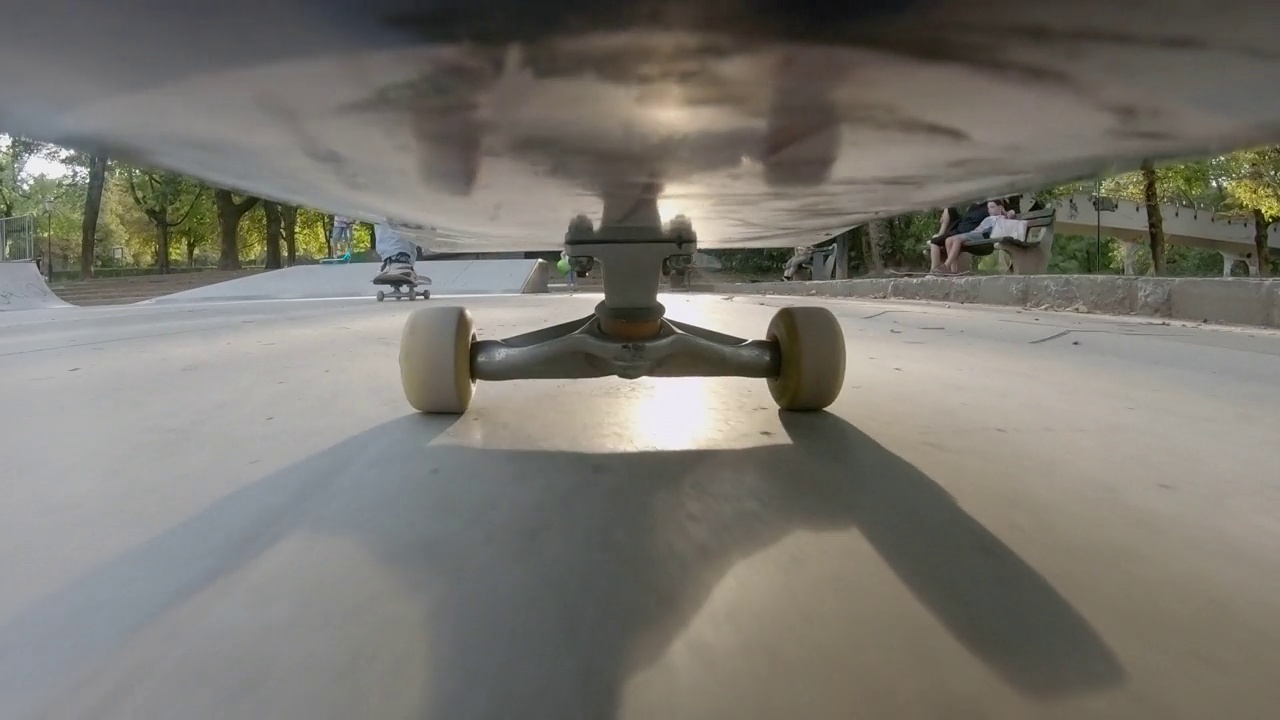 滑板下的快速骑行和户外滑板场训练特写镜头视频下载