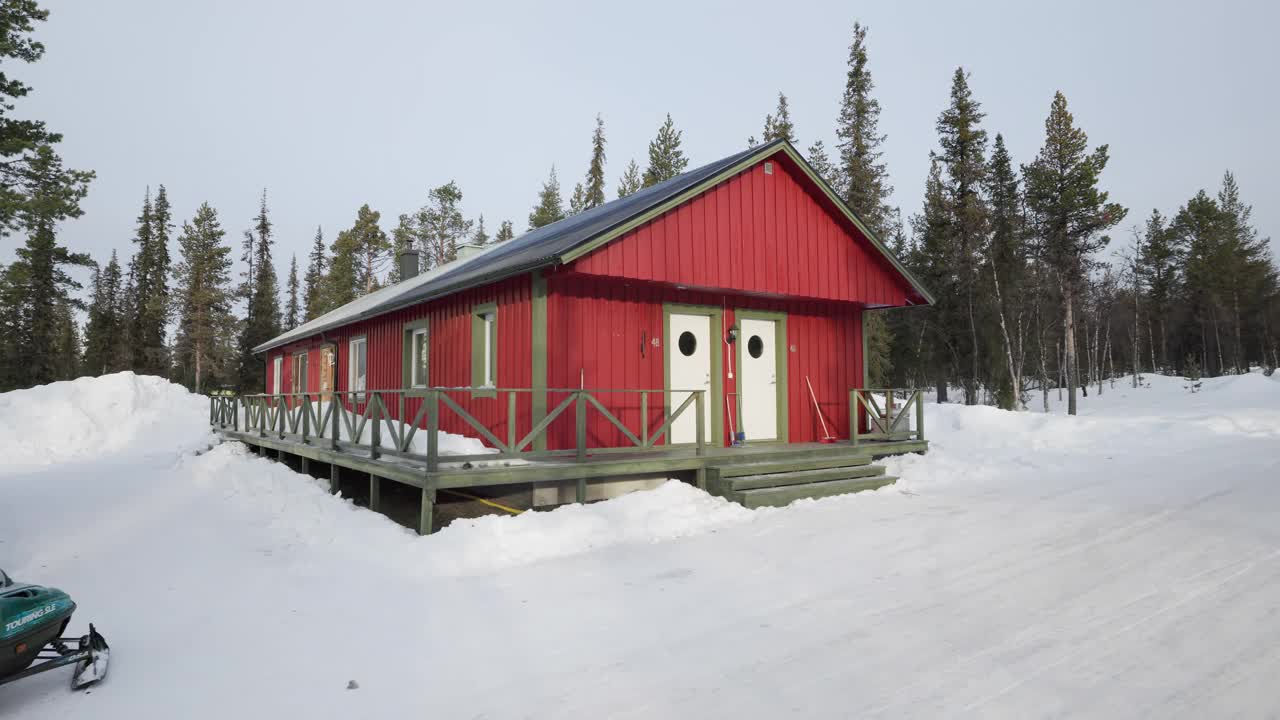 瑞典基律纳阿尔塔营地的木制建筑视频下载