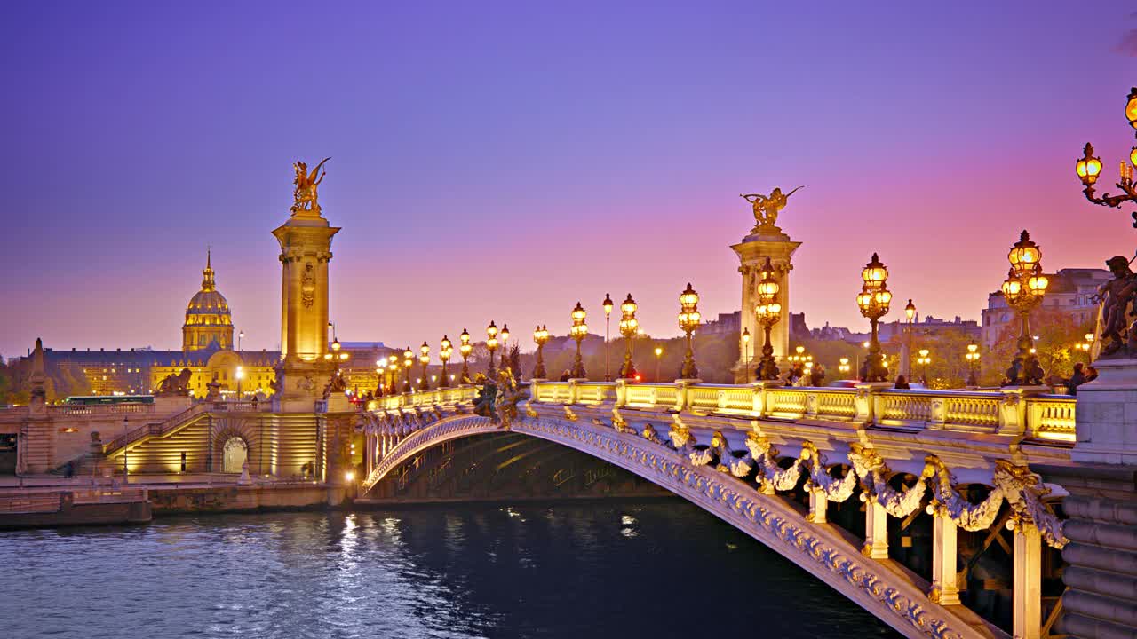 亚历山大三世桥。 巴黎。黄昏视频下载