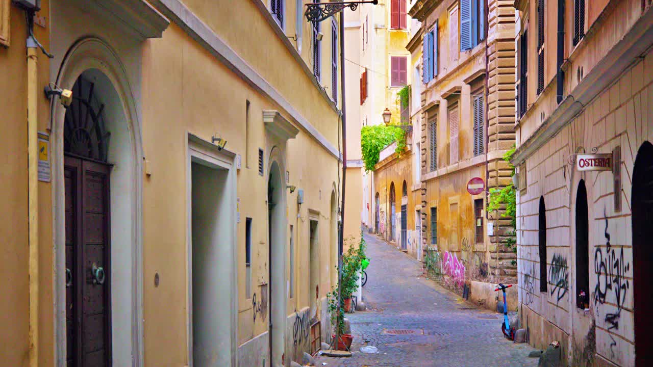 历史街区的狭窄街道。罗马视频下载