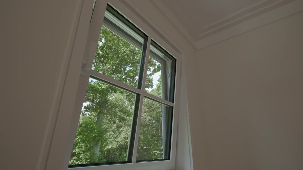 房子里的窗户开着以便通风视频素材