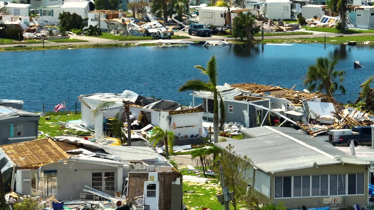 被飓风伊恩摧毁的佛罗里达郊区房屋移动住宅小区。自然灾害的后果视频下载