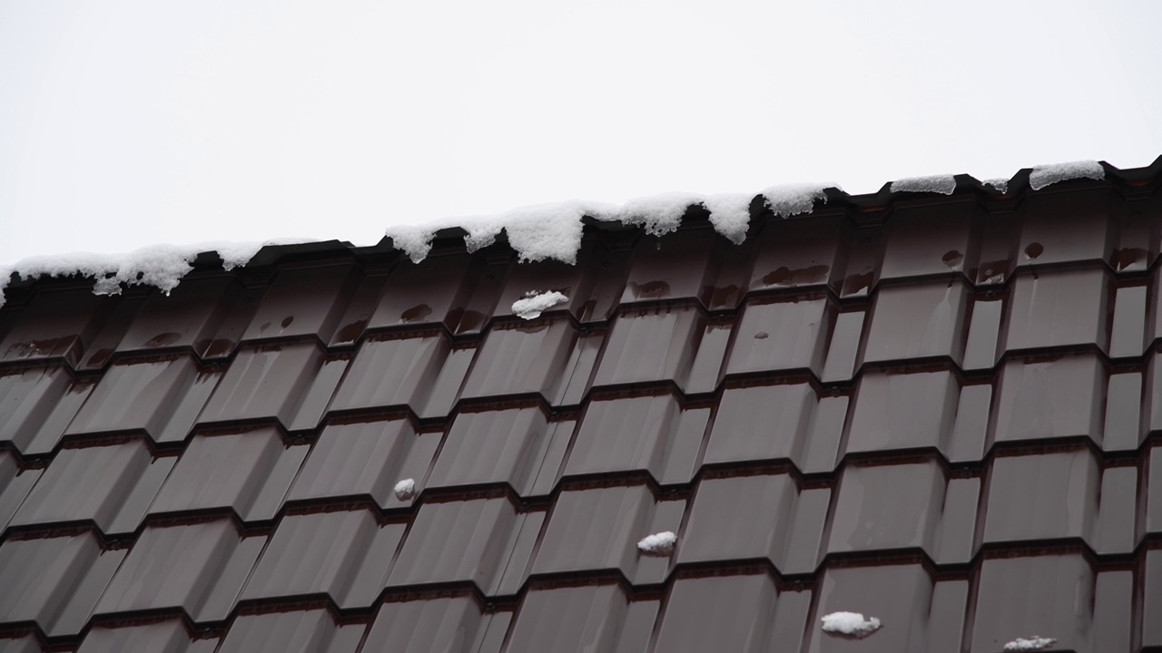 屋顶上的雪融化了视频素材