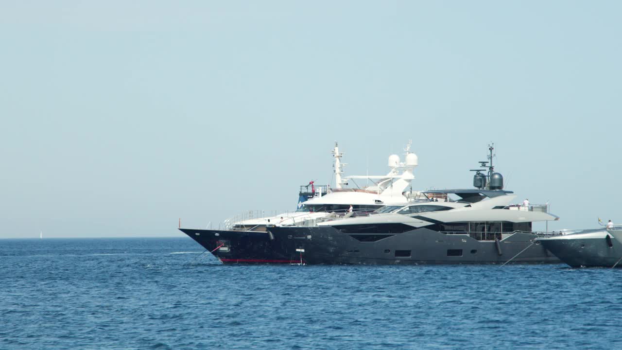 停泊在希腊米科诺斯岛的豪华游艇视频下载