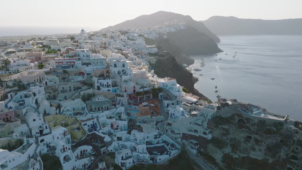 航拍的伊亚村和圣托里尼火山口，希腊视频下载
